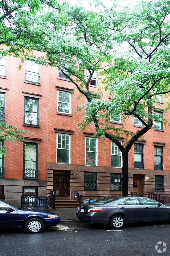 Primary Photo - 329 W 22nd St