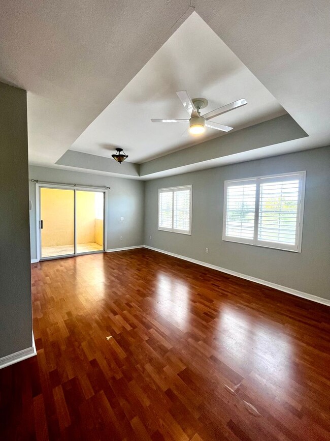 Foto del edificio - 1/1 unit available now for annual lease