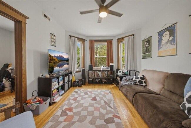 Foto del edificio - 2334 N Hamlin Ave