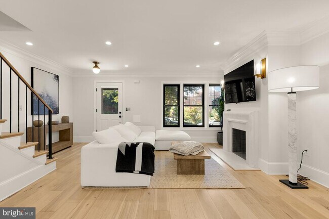 Foto del edificio - 3705 Reservoir Rd NW