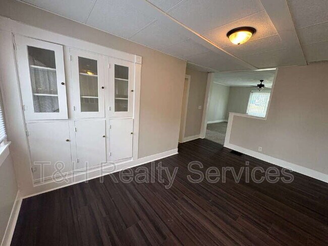 Building Photo - 706 School St