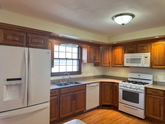 Foto del edificio - Timeless All-Brick Charm Near Madison St! 3 Bed 3 Bath with Detached Garage!