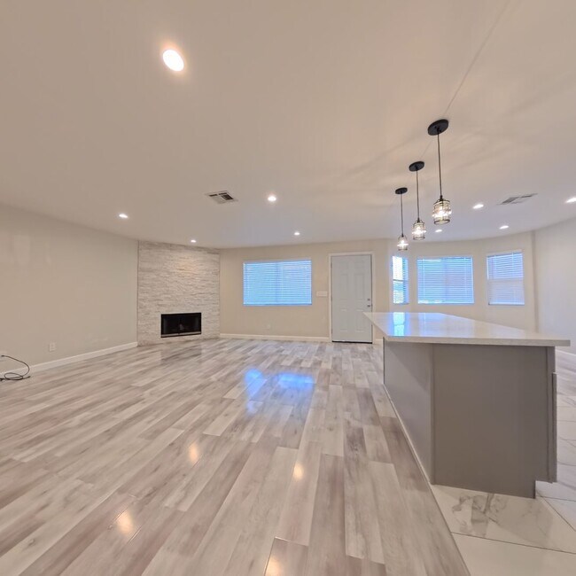 Foto del edificio - Modern style 2 Bed 2 bath Condo 1st Floor at The Lakes!