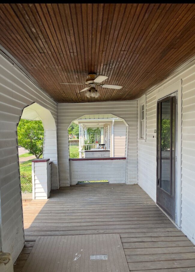 Foto del edificio - Four Bedroom Home in South Charleston