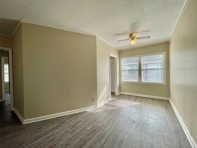 Foto del edificio - 1755 Lynn Ln