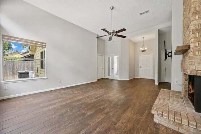 Foto del edificio - 3518 Grove Oaks Dr