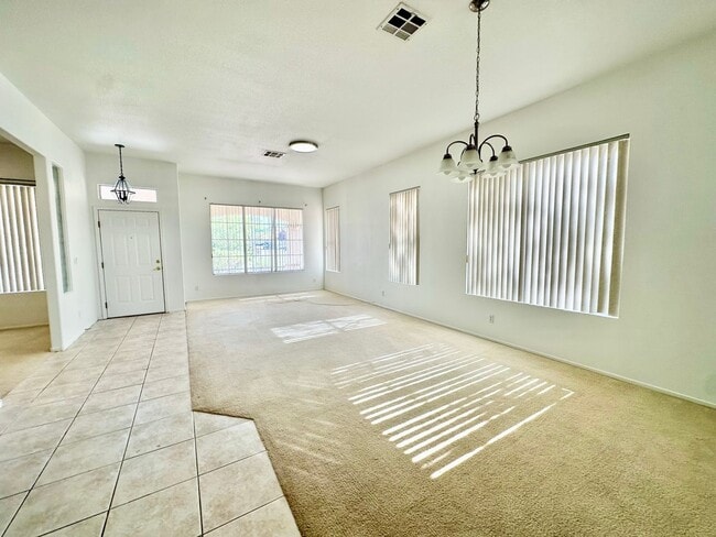 Foto del edificio - Single Story with 3 Car Garage & No HOA