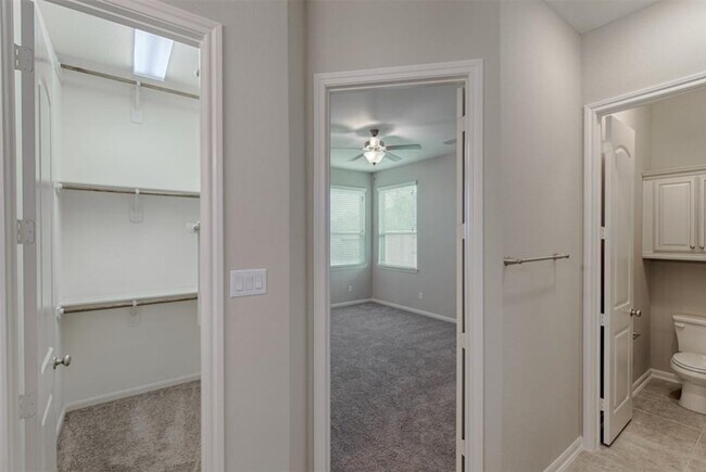 Foto del edificio - 8411 Hunters Cliff Dr