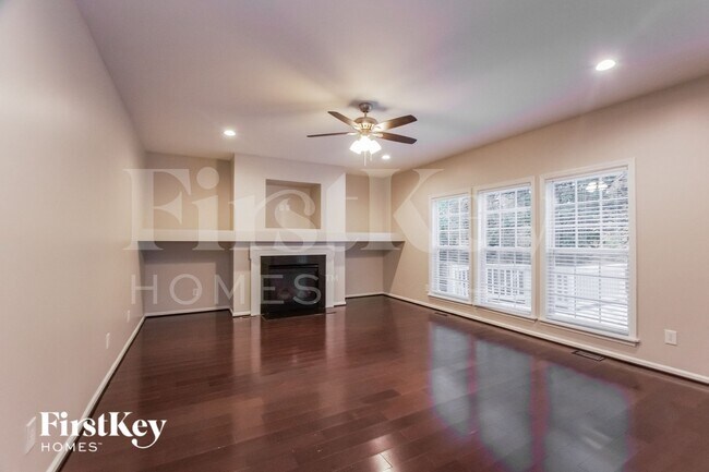 Foto del edificio - 2336 Equestrian Dr