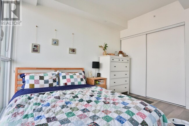 Building Photo - 290 Adelaide St W