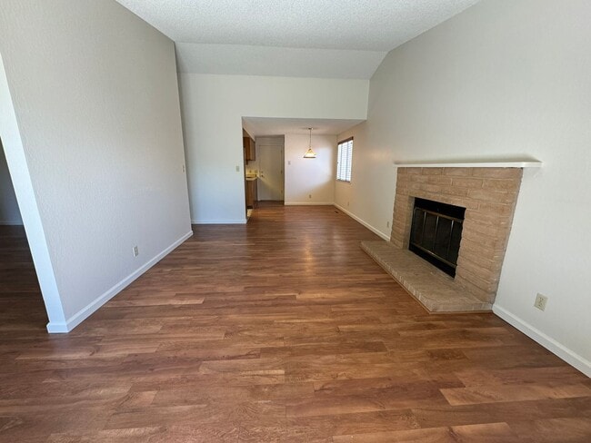 Building Photo - 3 Bedroom 2 bath with beautiful landscapin...