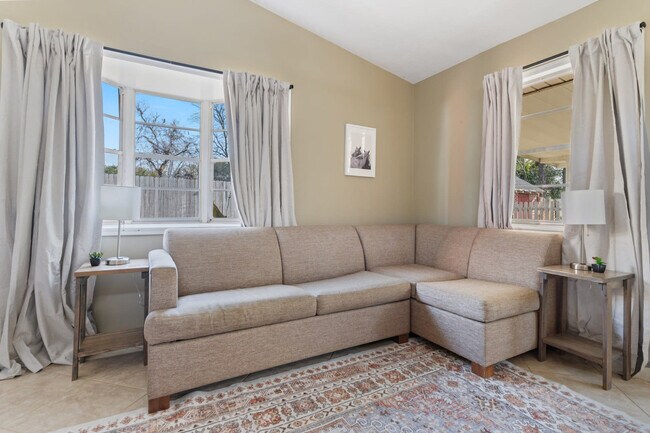 Foto del edificio - 2004 Capitol Ave