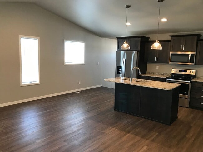 Building Photo - 4 Bed 3 Bath Single Family Home