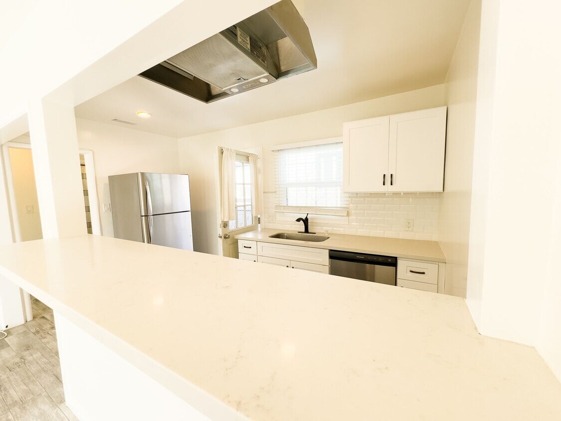 Primary Photo - 1 Bed / 1 Bath Back House For Rent | Remod...