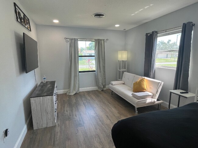 Foto del edificio - 1824 Rock Lake Dr