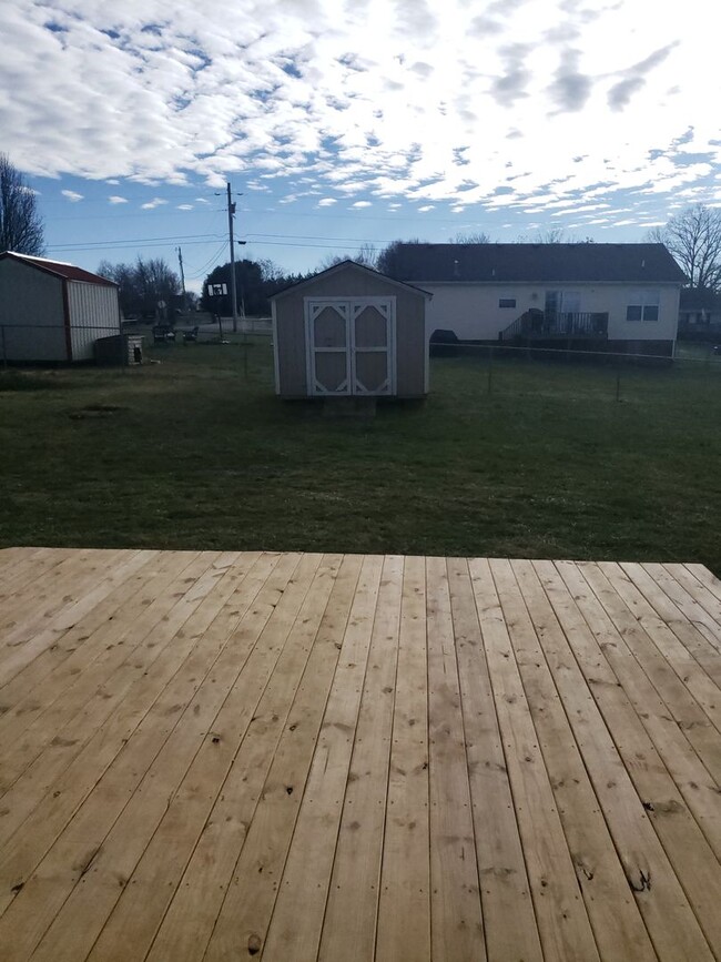 Building Photo - 1,897 SQFT 3 BEDROOM 2 BATH HOME
