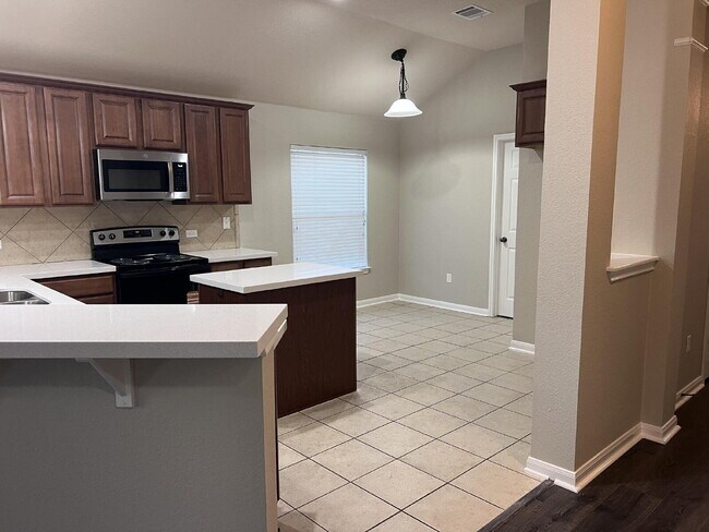 Foto del edificio - Coming Soon! 3BD 2BA Home for Rent: Kyle T...