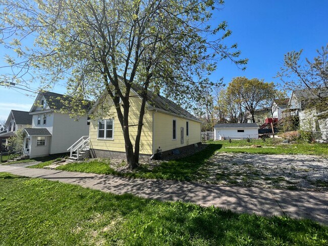 Foto del edificio - AVAILABLE JUNE - Perfect 2 Bed 1 Bath In Hillside Neighborhood
