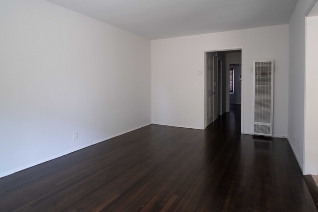 Building Photo - 5336 Hermitage Ave