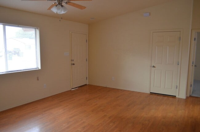 Building Photo - Cul-de-Sac three bedroom two bath split fl...