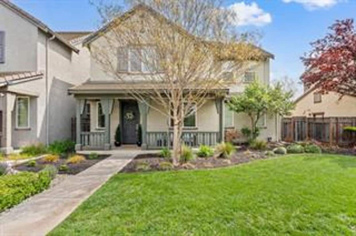 Primary Photo - Ideal 4 bedroom home, walking distance to ...