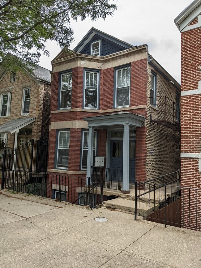 Building Photo - 2122 W Cullerton St