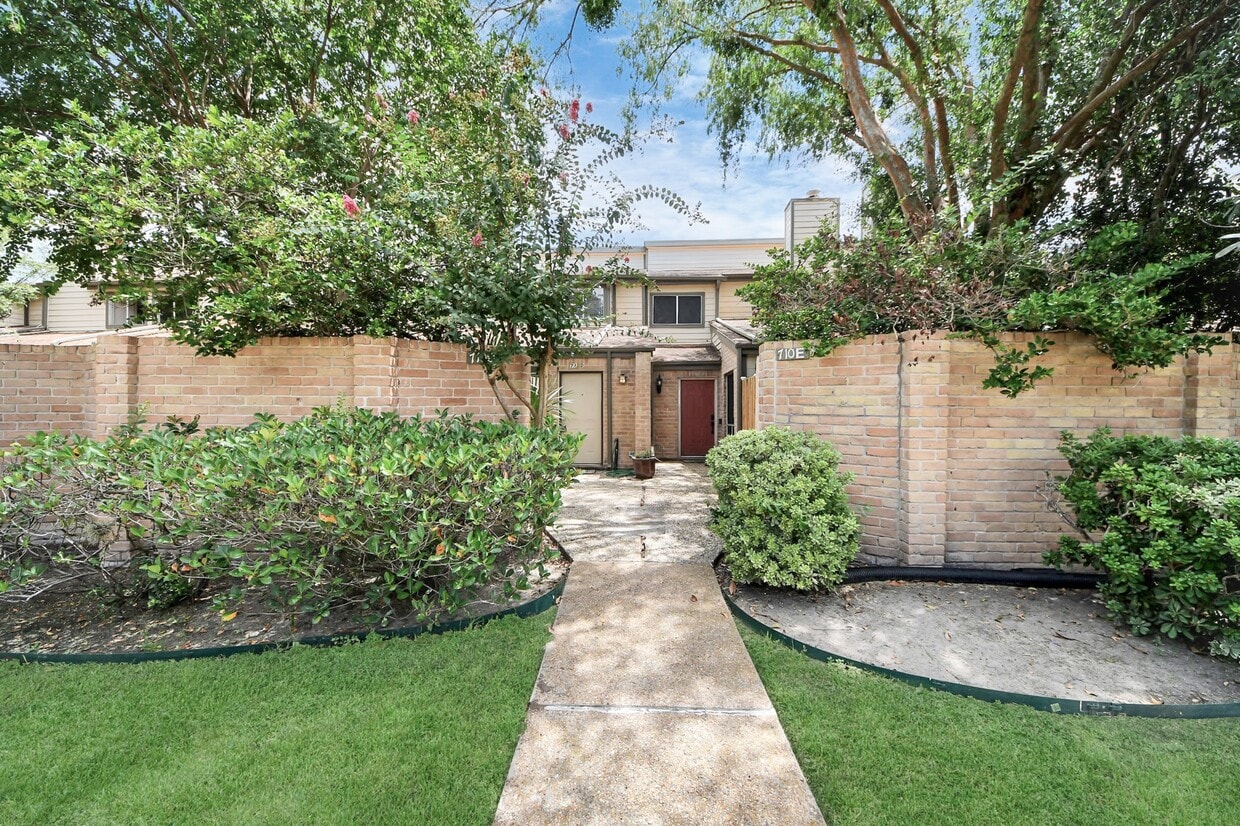 Primary Photo - 710 Country Pl Dr