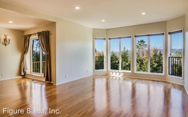 Building Photo - 913 Hyperion Ave