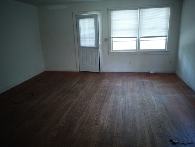 Building Photo - 216 Westview Dr