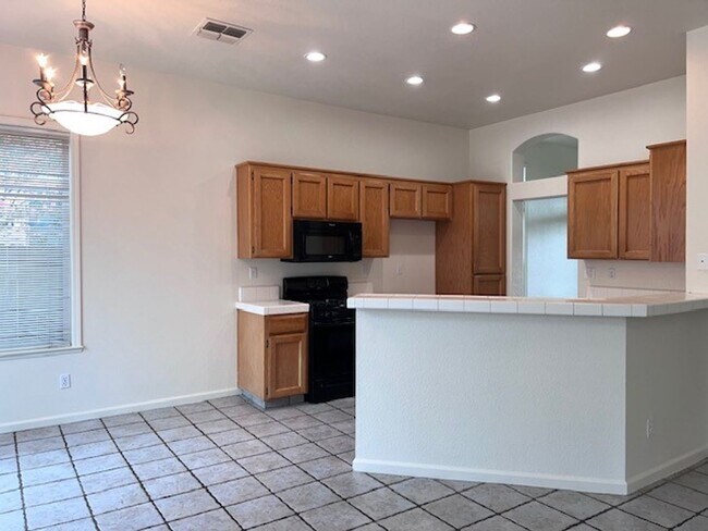 Foto del edificio - Single Story 3 Bedroom 2 Bathroom Home in ...
