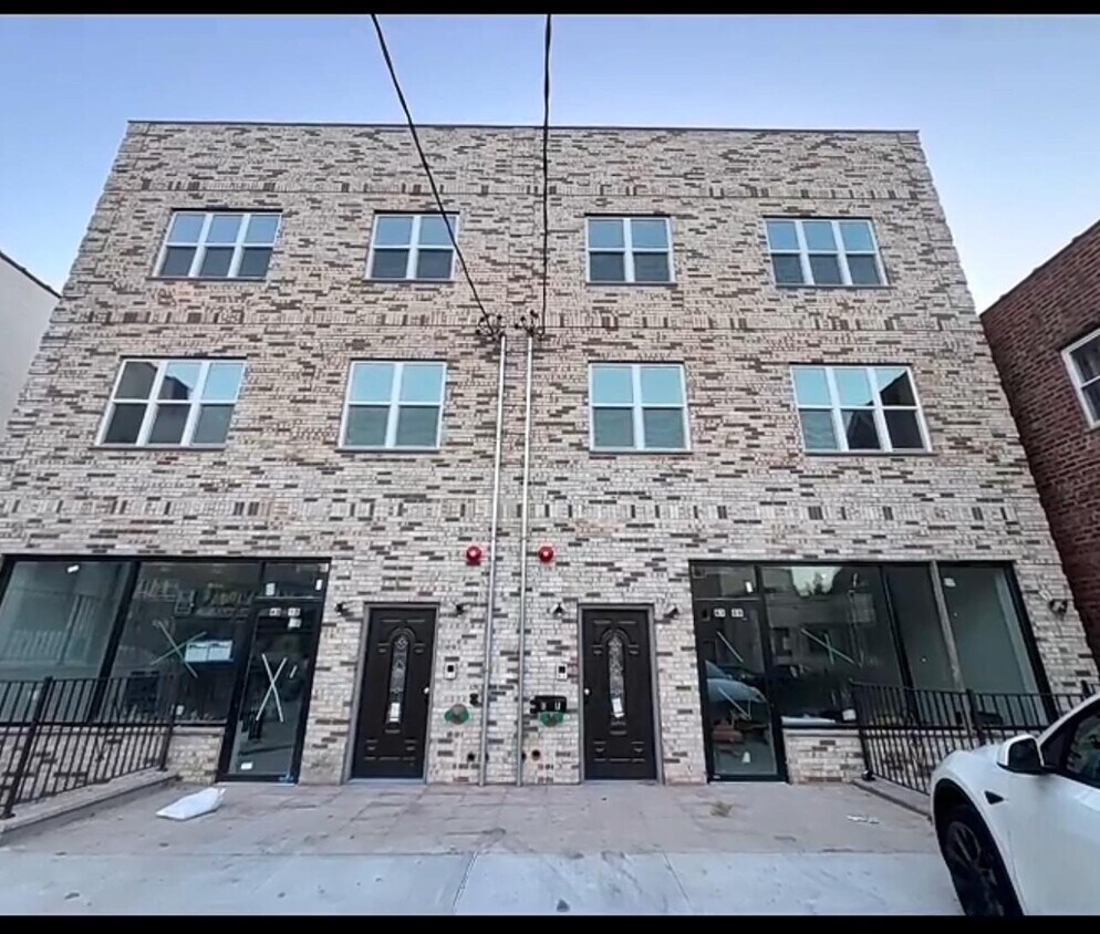 Foto principal - 43-10 162nd St