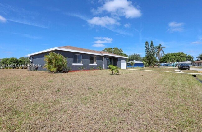 Building Photo - 250 SW Homeland Rd