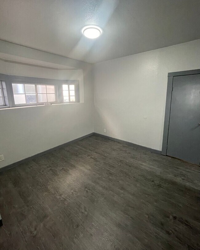 Foto del edificio - Move in Ready! 1 Bed + 1 Bath + Bonus Room for office!