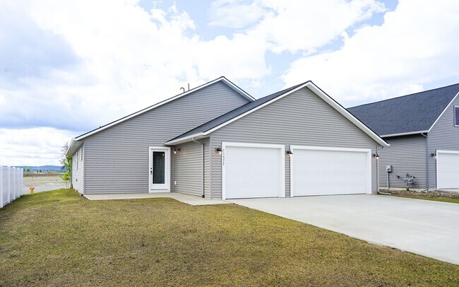 Foto del edificio - Brand New with 3 car garage