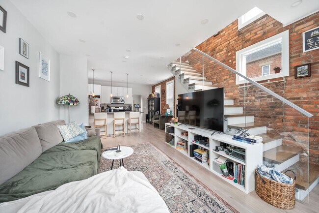 Foto del edificio - EAST FRANKLINTON ARTIST DISTRICT!  SUNNY NEWLY RENOVATED HOME on DOUBLE LOT