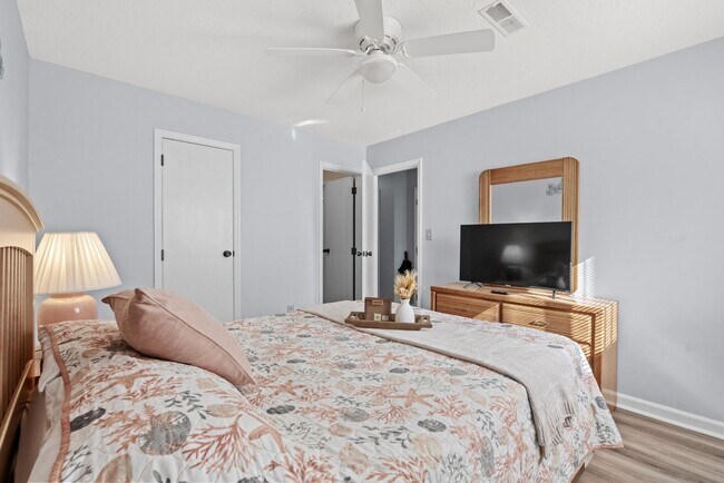Foto del edificio - 1st Floor Seasonal Rental Available Octobe...