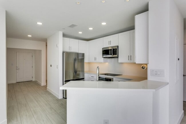 Building Photo - 500 Throckmorton St