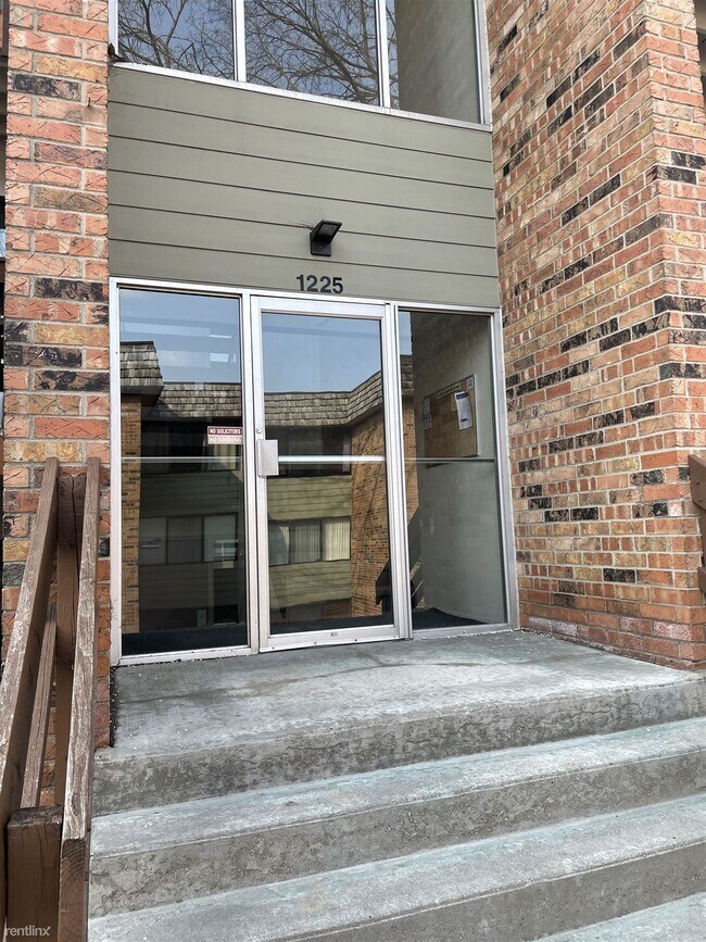 Building Photo - 1 br, 1 bath Condo - 1225 S Maple Rd Apt 306