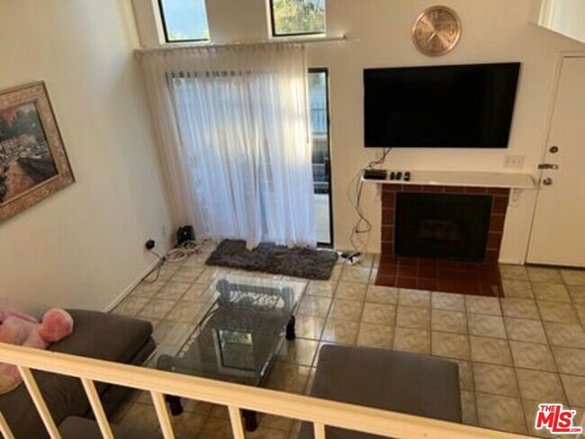 Foto del edificio - 9131 Burnet Ave