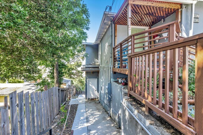 Building Photo - 6817 Simson St