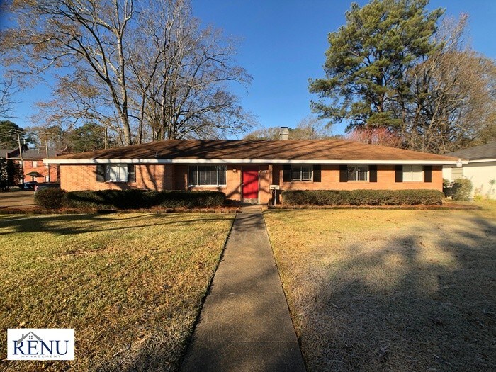 Foto principal - 5 Bedroom Home Available Now