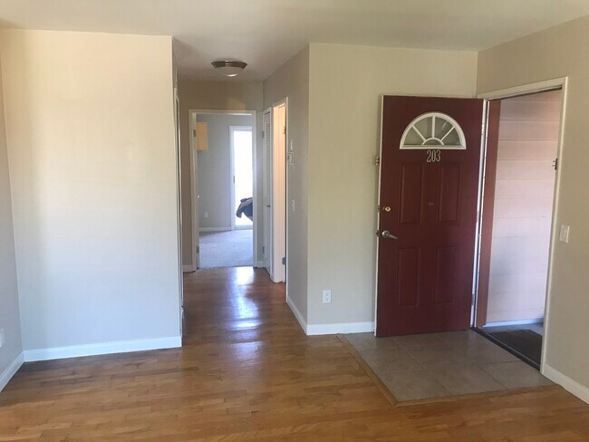 Foto del edificio - 1027 Newport Ave