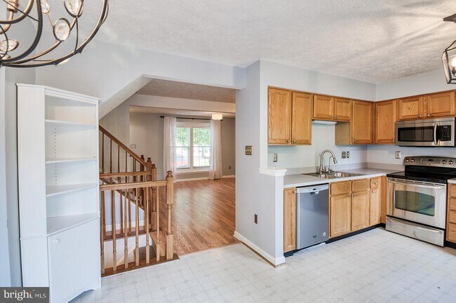 Building Photo - 1566 Beverly Ct
