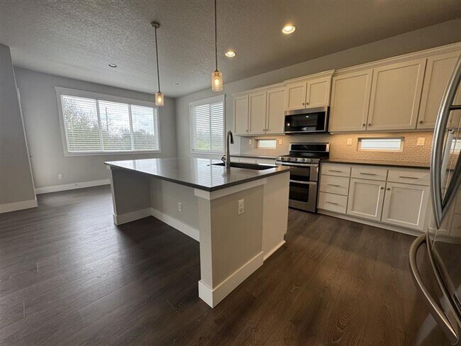 Building Photo - 6566 NE Rainsong Ln