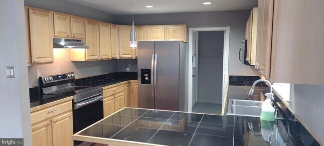 Building Photo - 936 Longfellow Ct