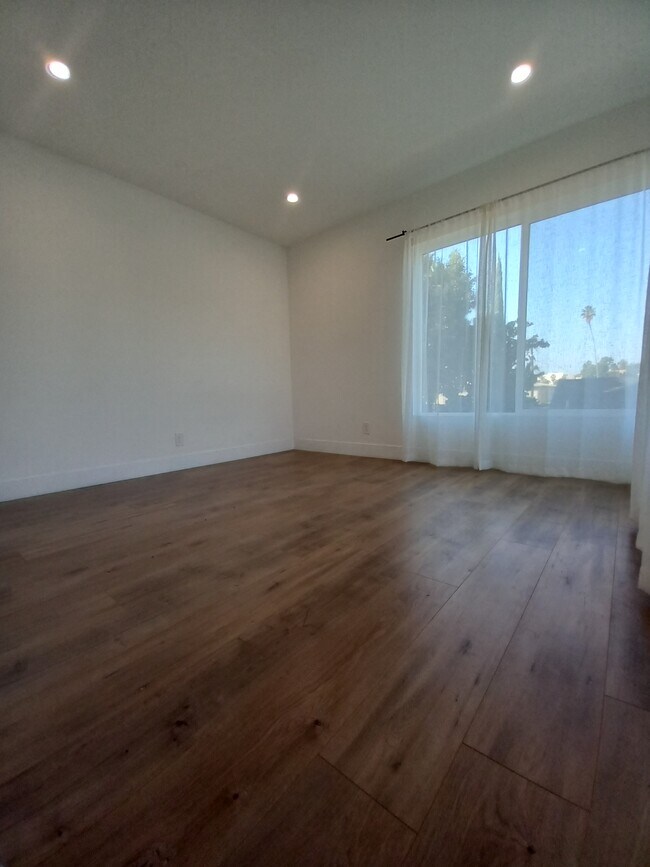 Building Photo - 1262 N Citrus Ave