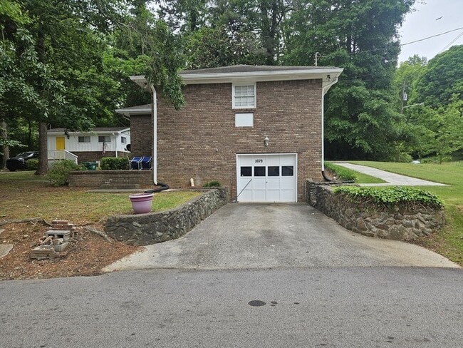Foto del edificio - Spacious 3 Bedroom Brick Ranch Home (FURNISH)