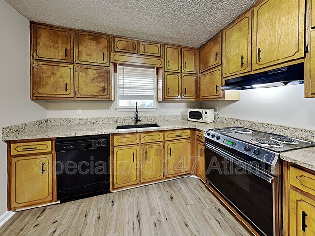 Building Photo - 243 Oak Cir N