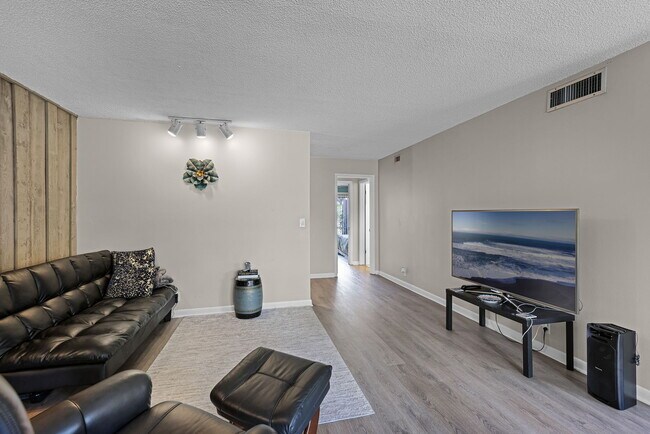 Foto del edificio - 260 Crown Oaks Way