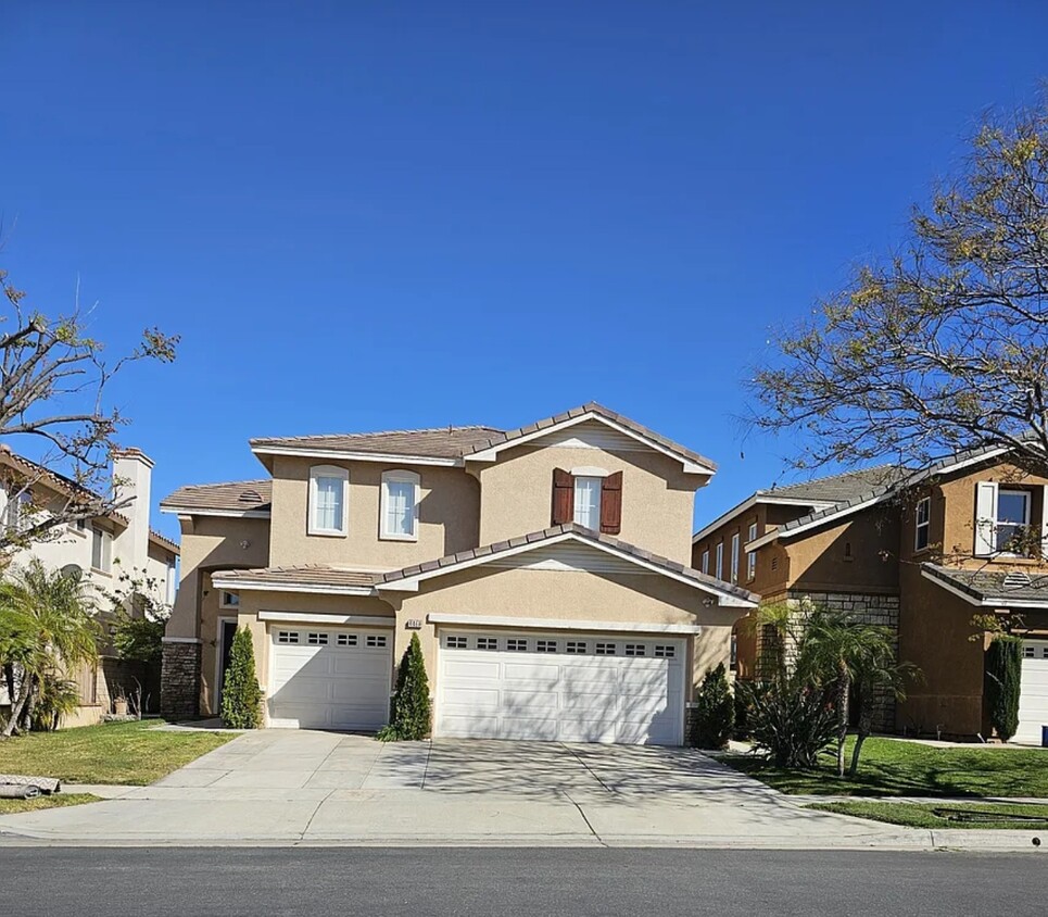 Beautiful 5 bedroom, 3 bathroom home in Eagle Glen neighborhood..Located near schools, shopping, gol - 4469 Driving Range Rd